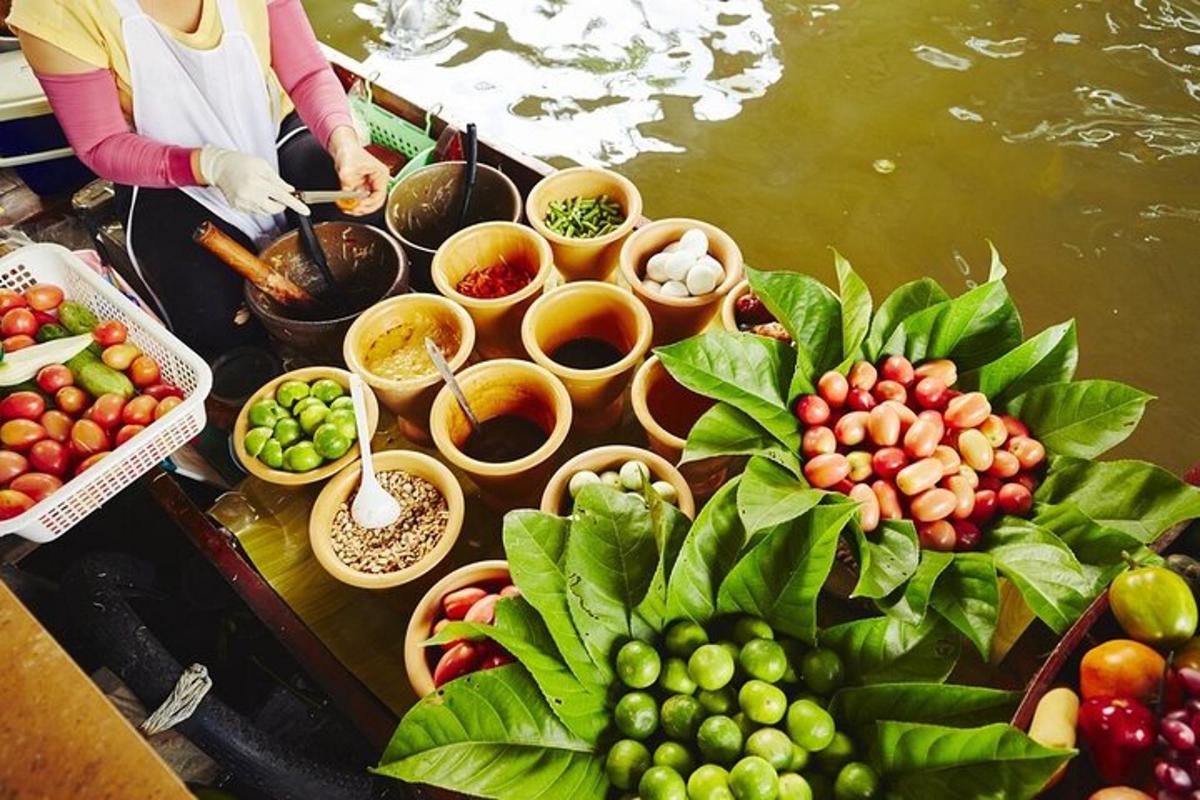 طاولة مليئة بأنواع مختلفة من الفواكه والخضروات