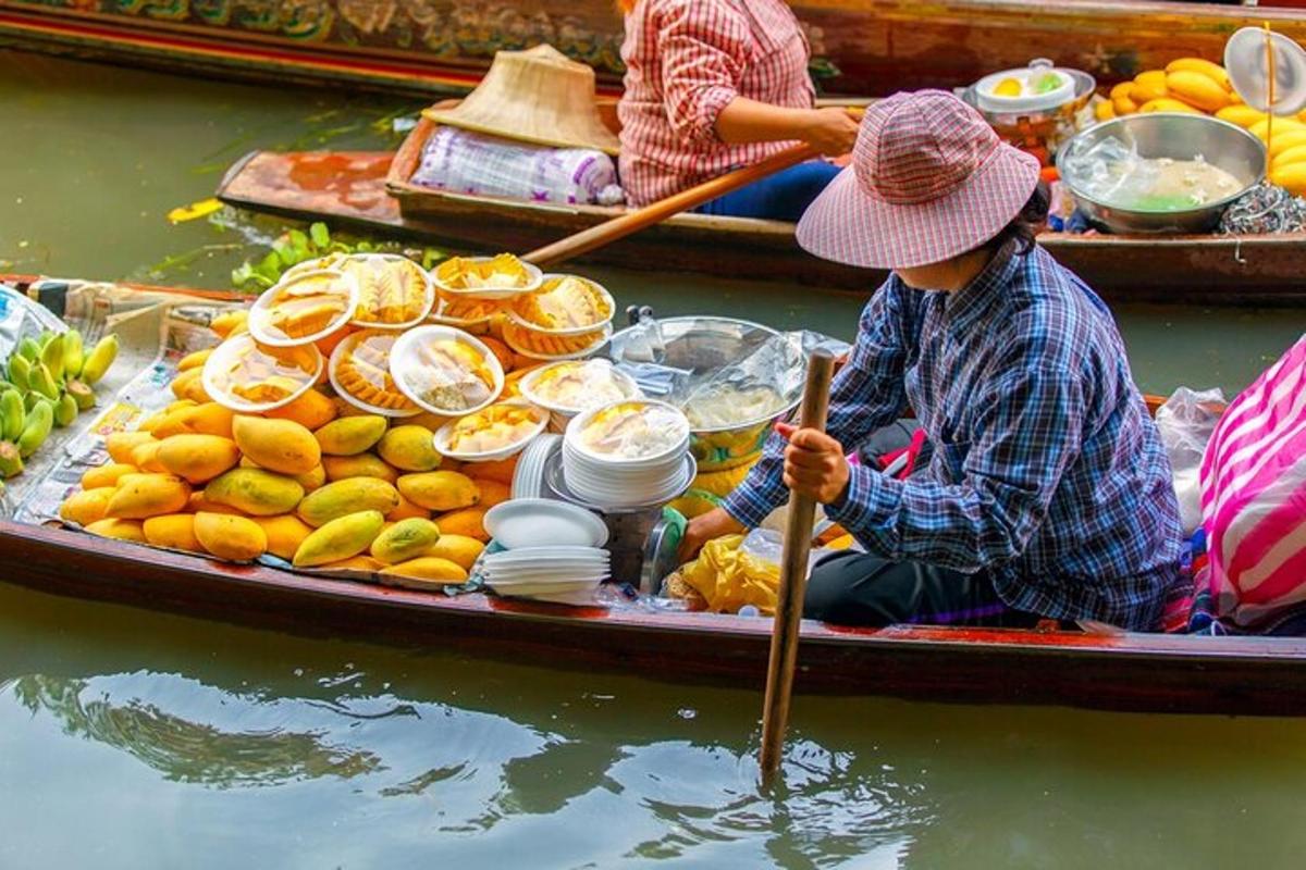 seorang lelaki di dalam bot dengan makanan di atas air