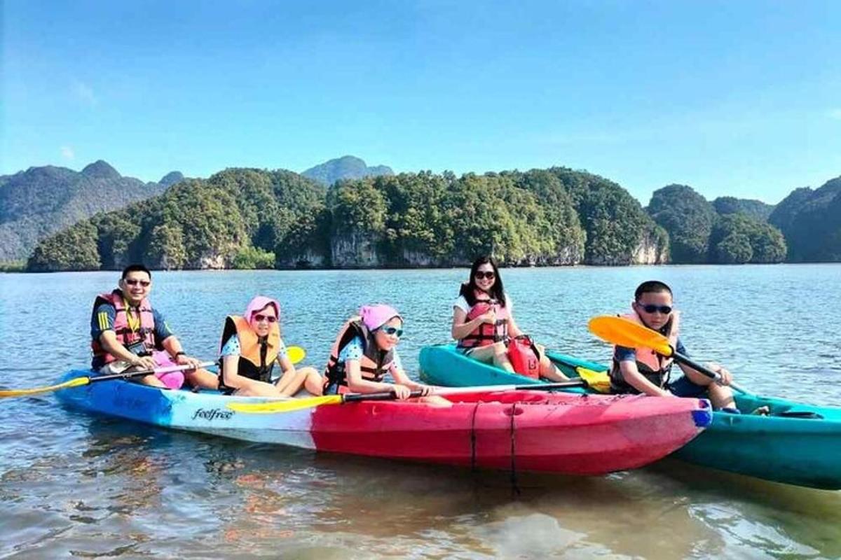 um grupo de pessoas em caiaques na água
