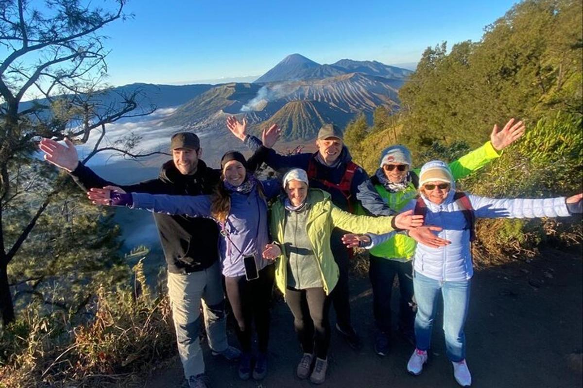 un grupo de personas de pie en la cima de una montaña