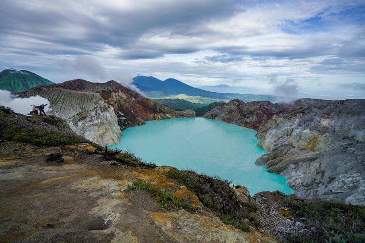 una vista de un lago azul en las montañas