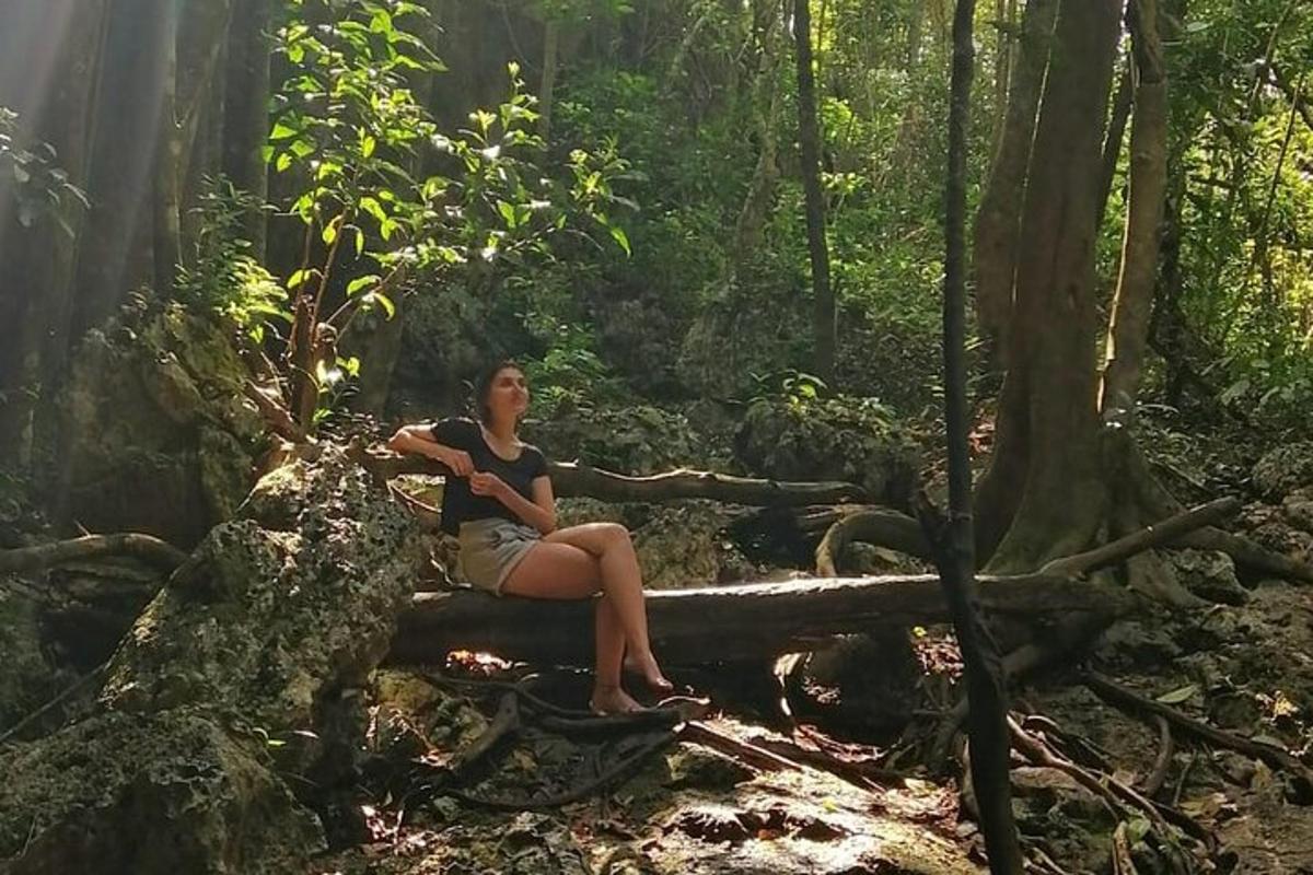 žena sedící na kládě v lese