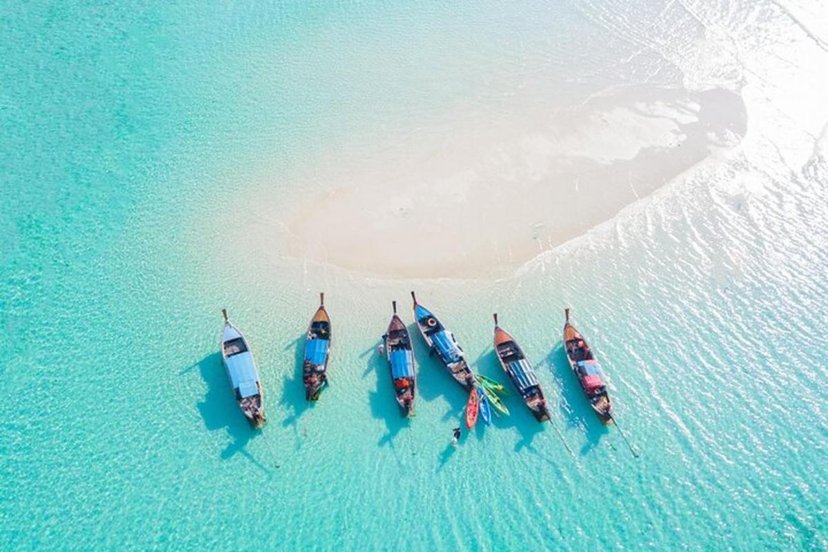 um grupo de barcos na água próximo a uma ilha