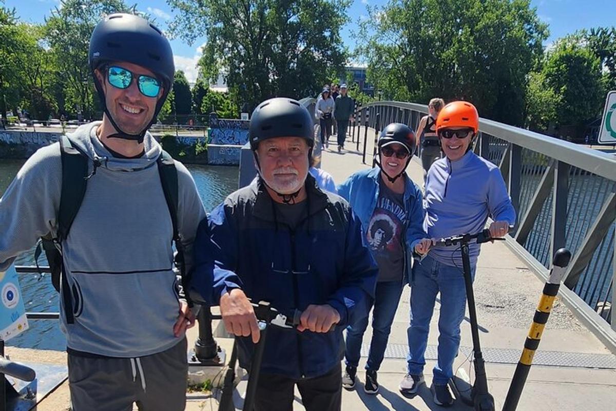 Μια ομάδα ανθρώπων που φορούν κράνη και στέκονται σε μια γέφυρα
