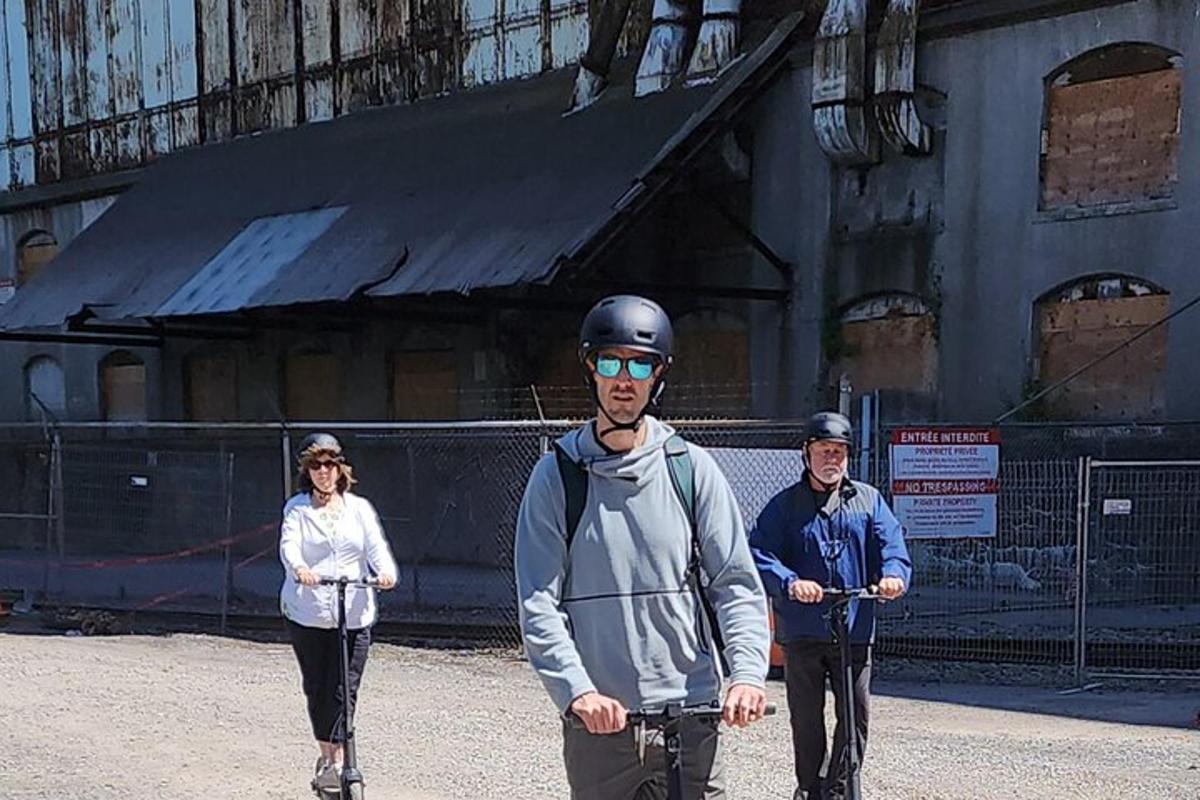 skupina lidí jedoucích na kolech před budovou