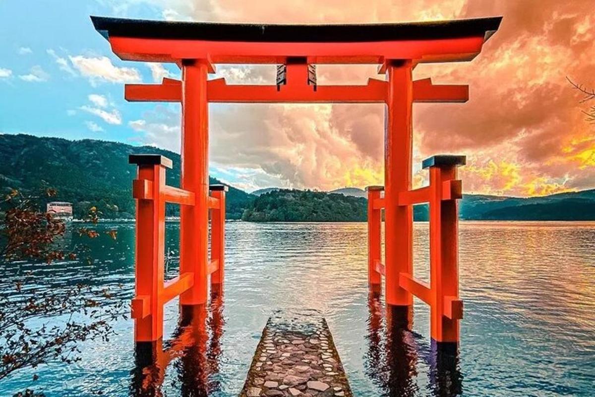 oranžová brána torii uprostřed vodní plochy