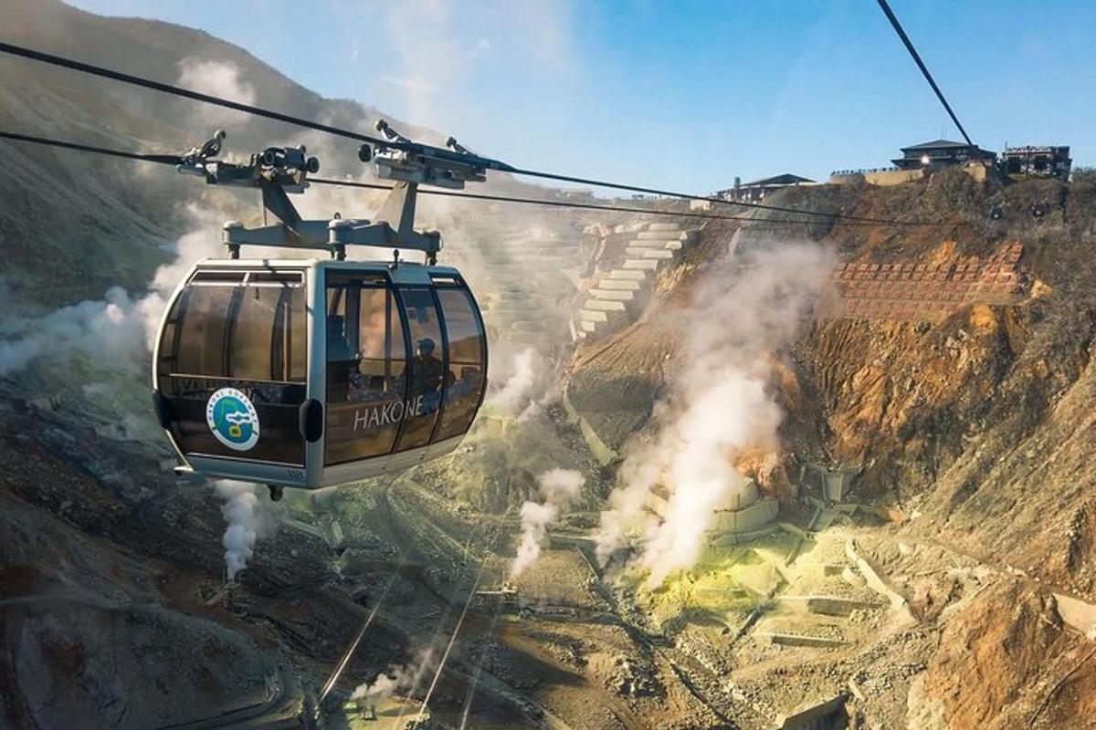 Ένα τελεφερίκ πετάει πάνω από ένα βουνό