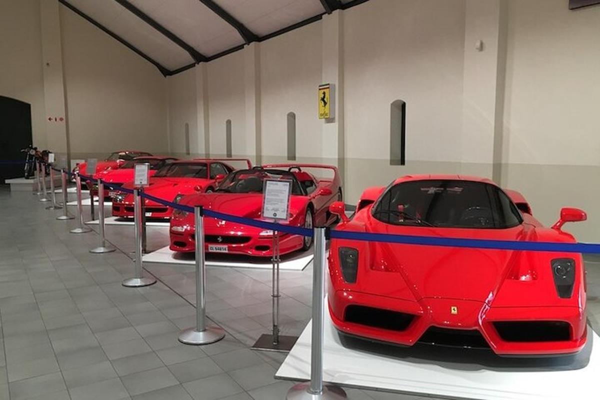 garaažis pargitud punaste autode rida