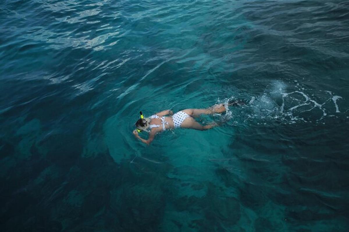 una dona nedant a l'aigua de l'oceà