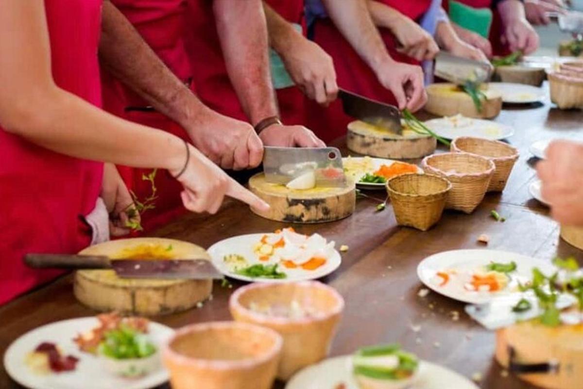 un gruppo di persone che preparano il cibo su un tavolo