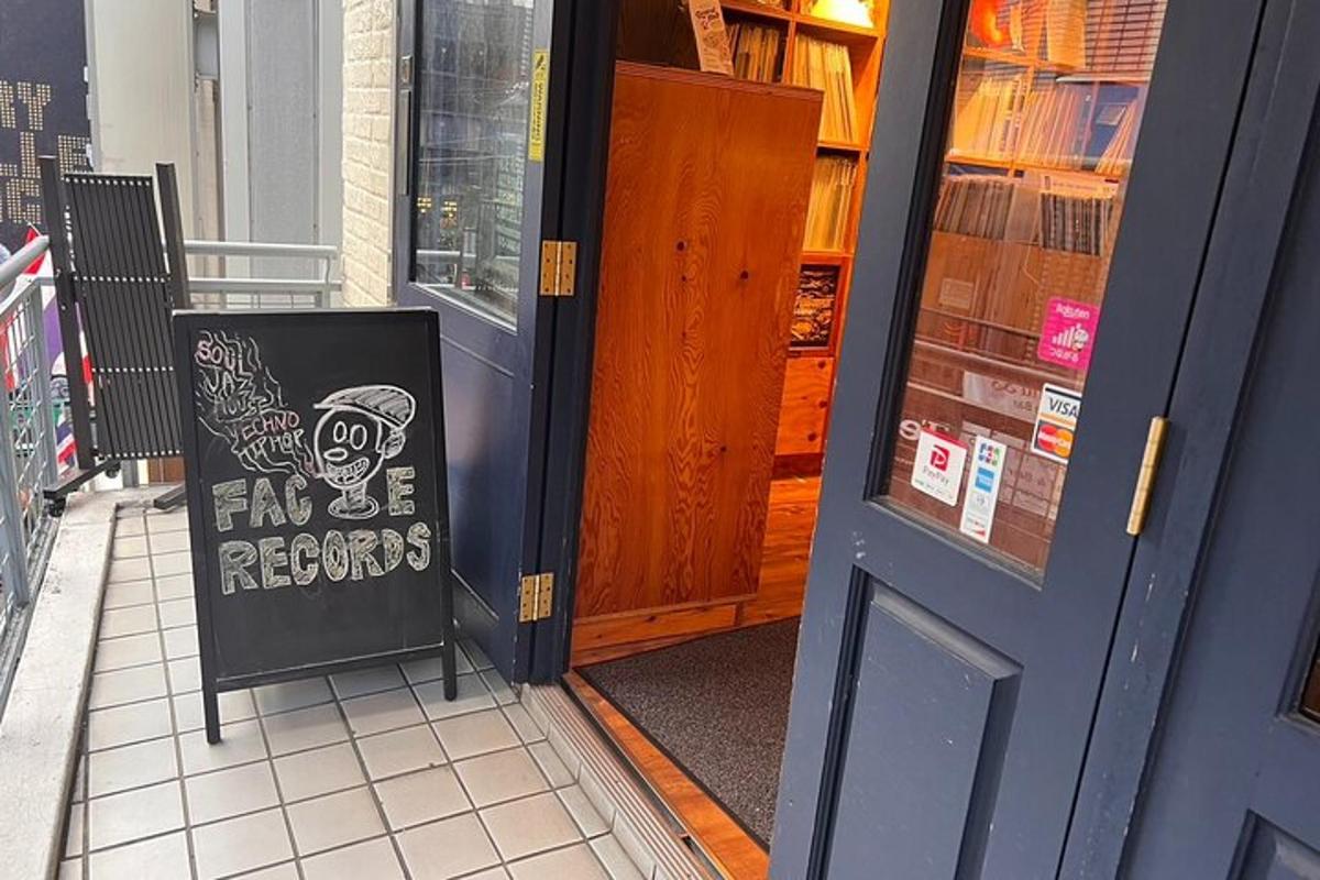uma porta de uma livraria com uma placa