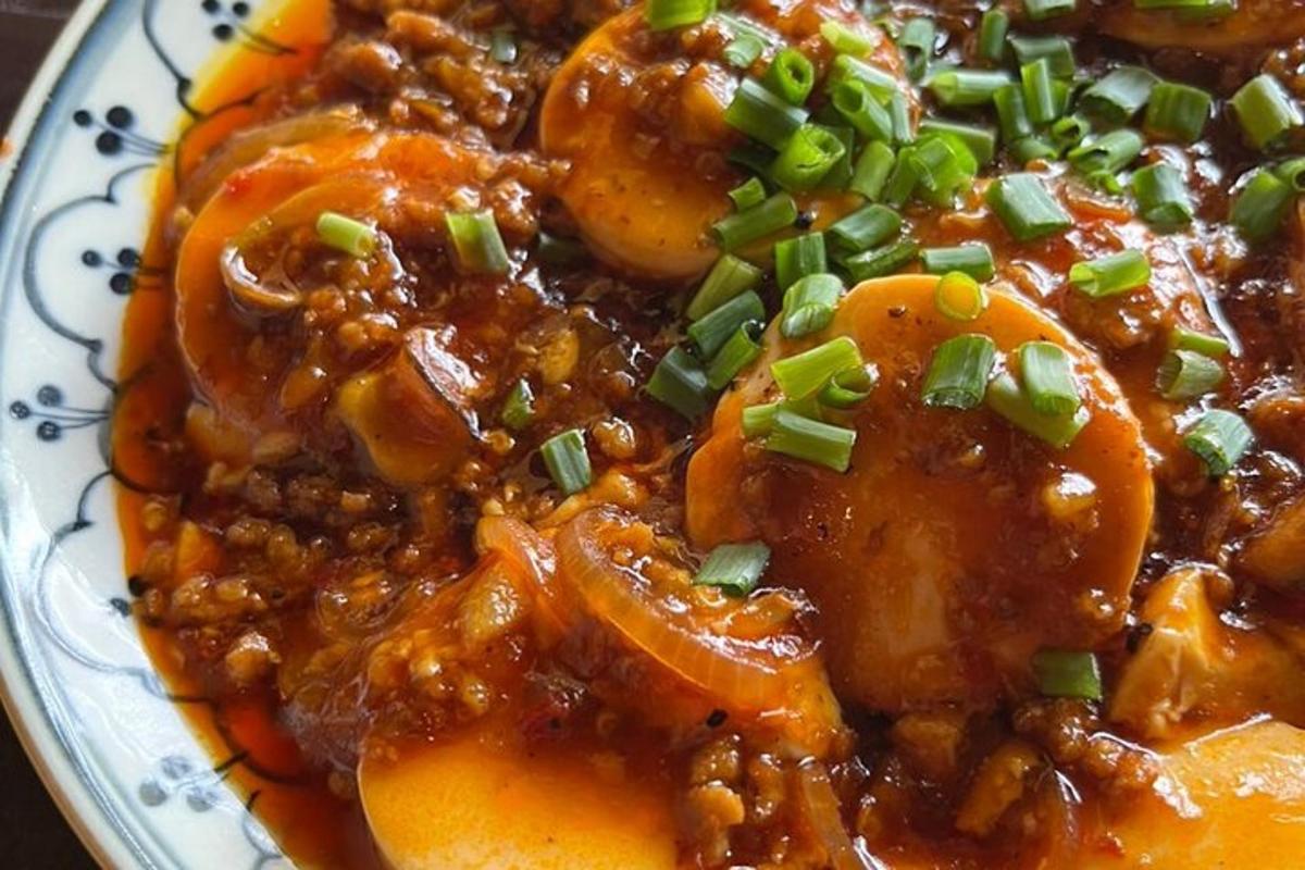 un piatto di cibo con carne e verdure sopra