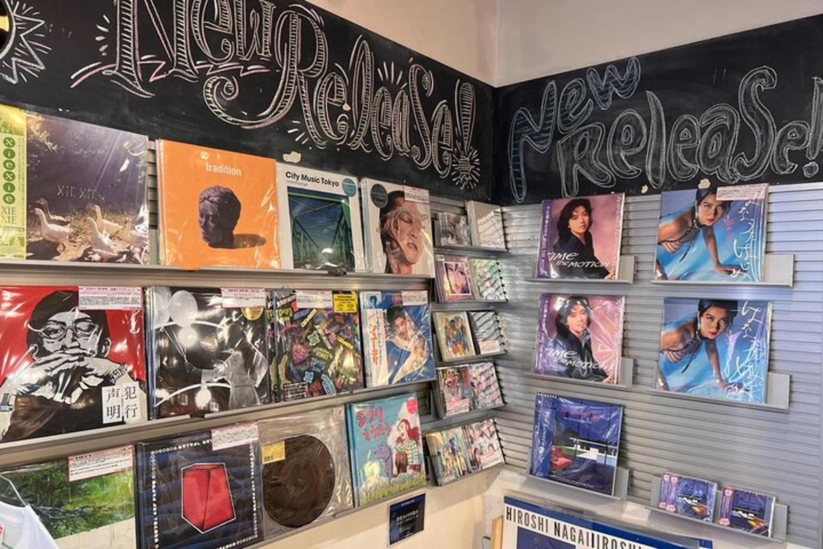 Una librería con cómics en la pared.