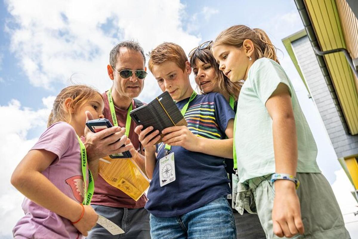 skupina lidí, kteří se dívají do svých mobilních telefonů