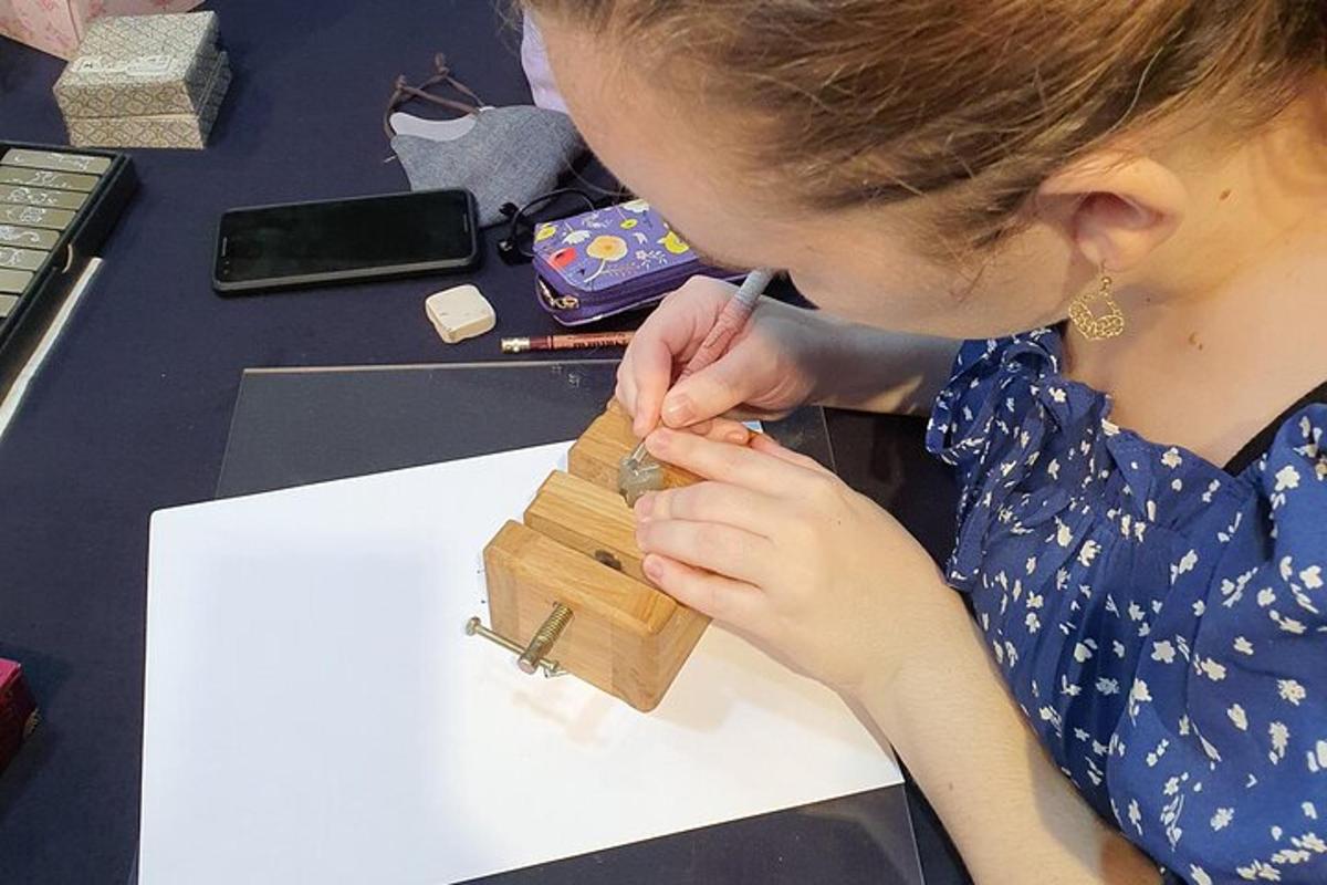 una giovane ragazza sta dipingendo una piccola scatola di legno