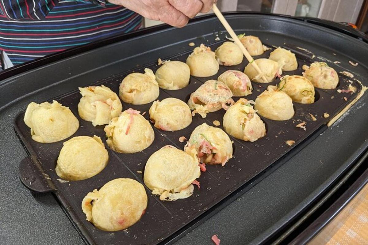 pánev naplněná jídlem na grilu