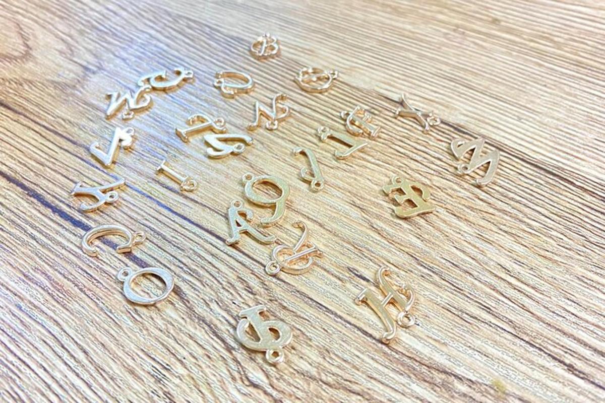 un mucchio di oggetti musicali sparsi sul pavimento
