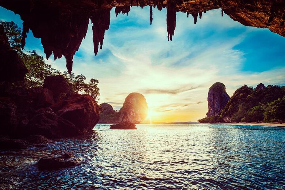 una vista dell'acqua dall'interno di una grotta