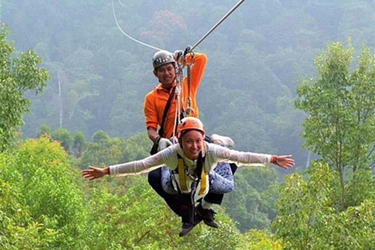 due uomini su una teleferica in
