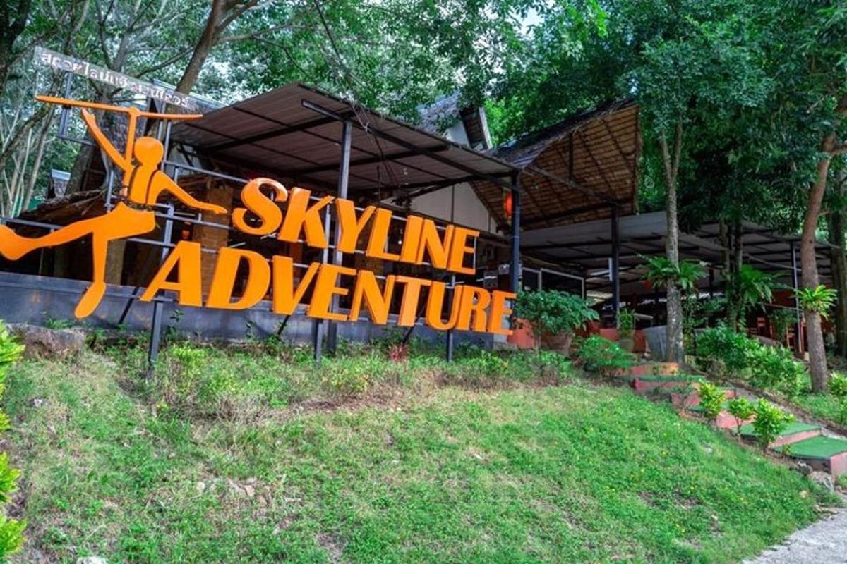 un cartello che dice "Swing Adventure" davanti a un edificio