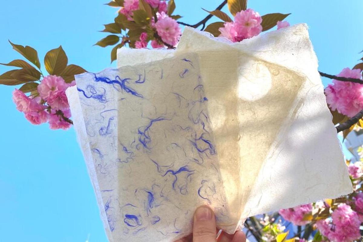 een persoon die een vlieger voor bloemen houdt