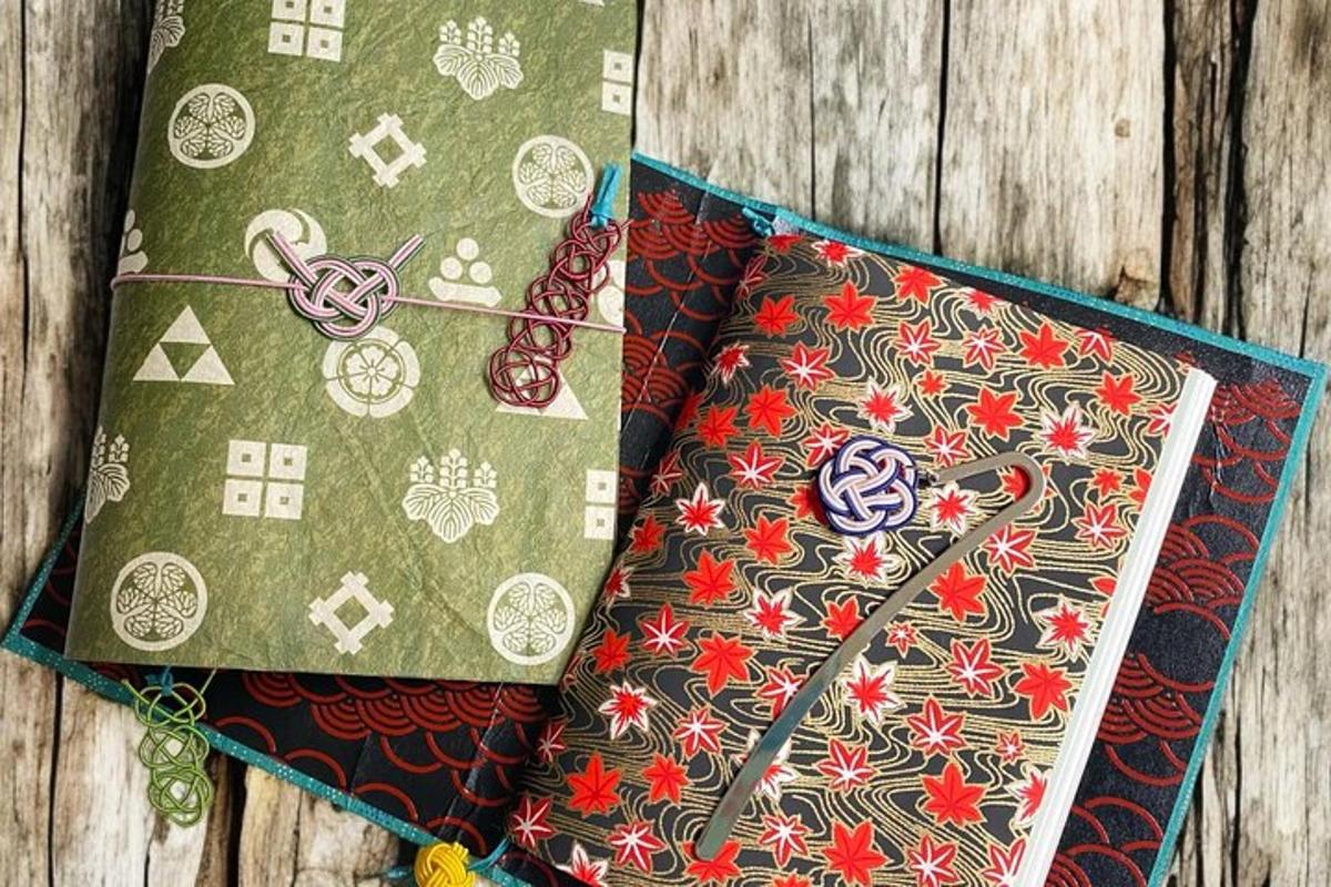 Un grupo de papel de regalo con botones y tijeras.