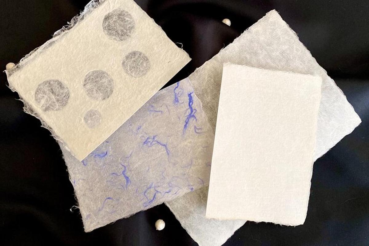 un paio di pezzi di carta con impronte di piedi sopra