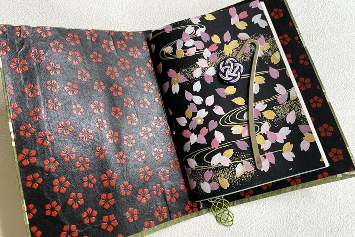 Un libro negro con flores y cremallera.
