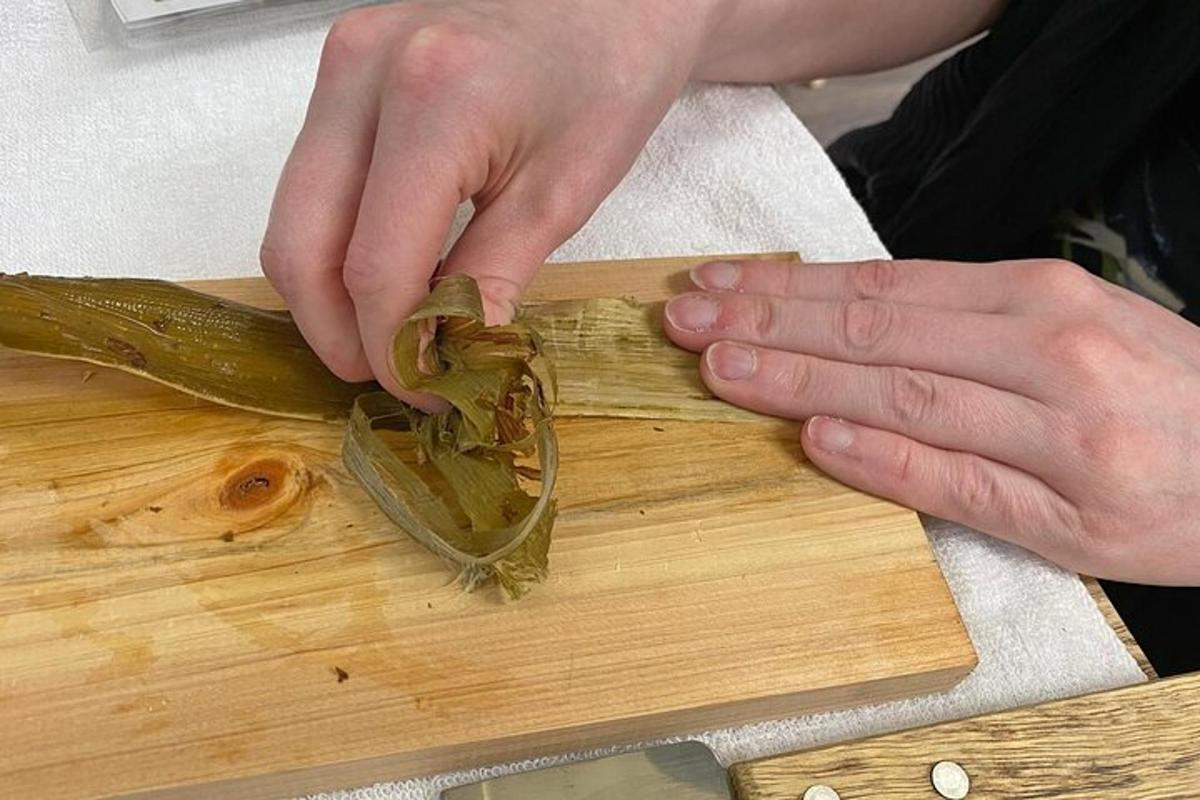 una persona che taglia un pezzo di cibo su un tagliere