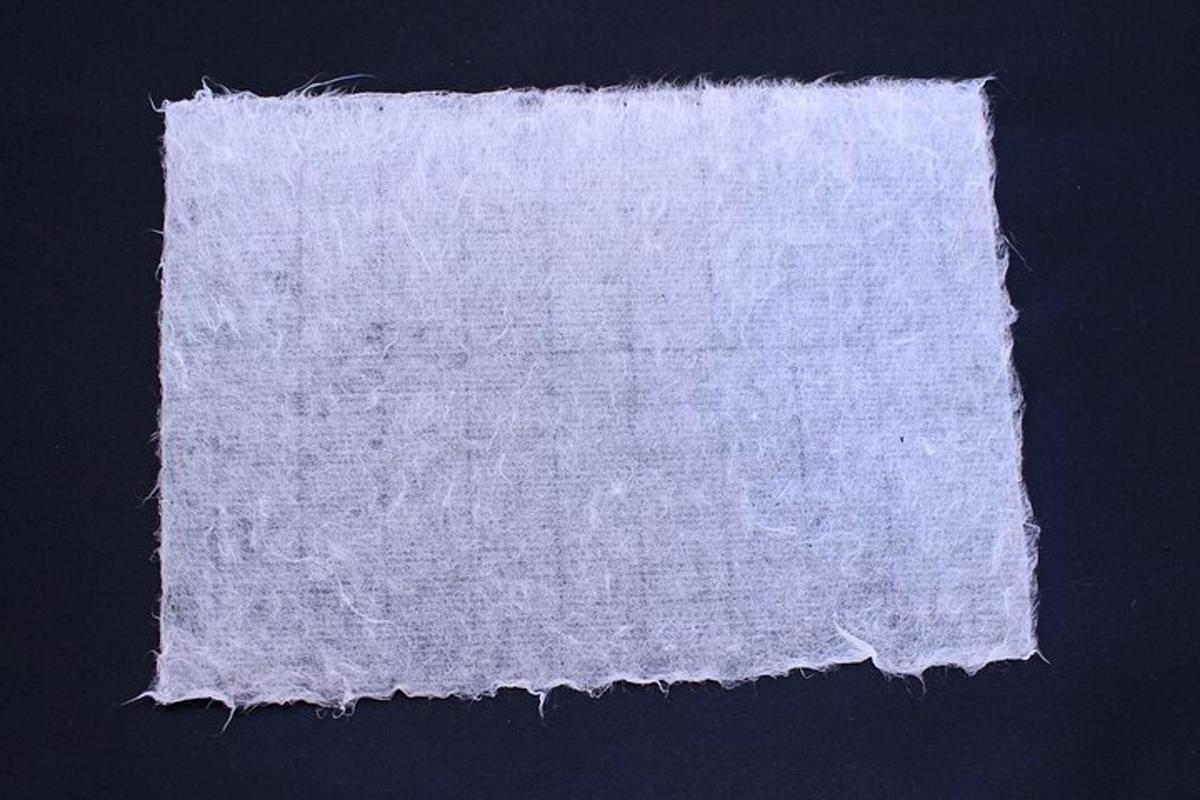 un pezzo di carta bianca su uno sfondo nero