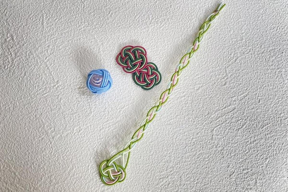 rantai dengan dua lolipop di dinding
