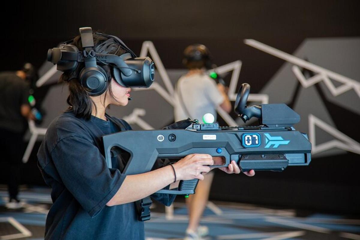 eine Frau mit Virtual-Reality-Headset und einer Waffe