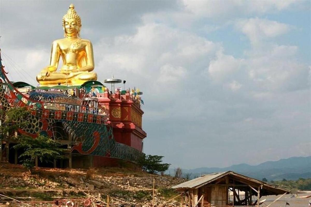 建筑物前的一座大型金色雕像