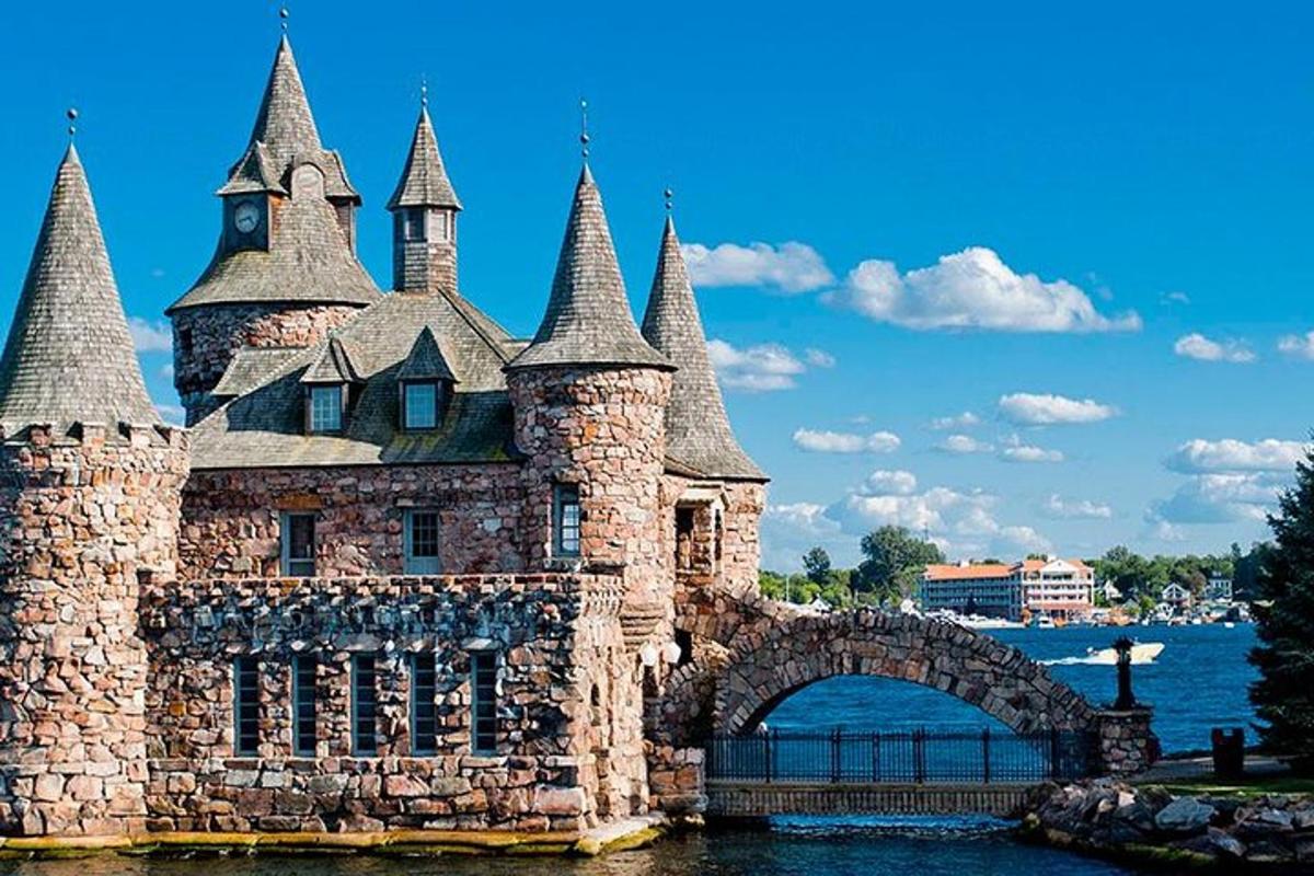 un castillo en el agua con un puente