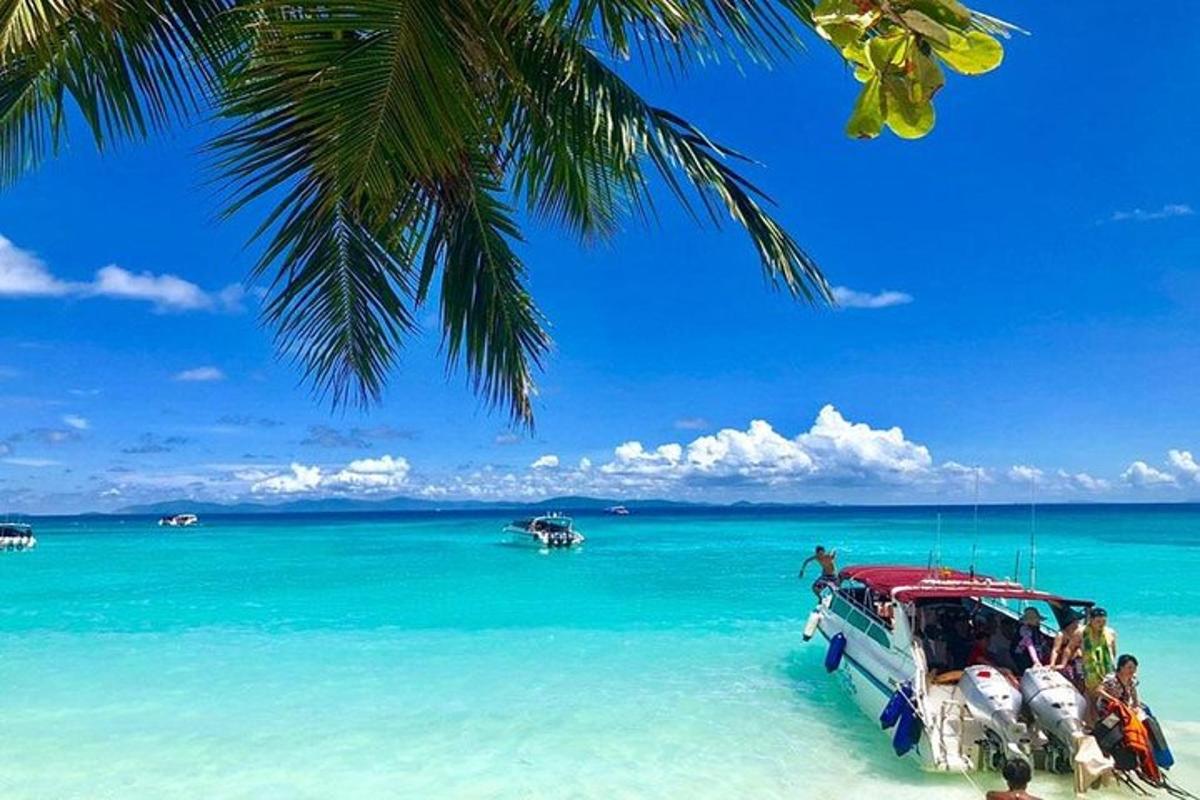 ein Boot an einem Strand im Meer