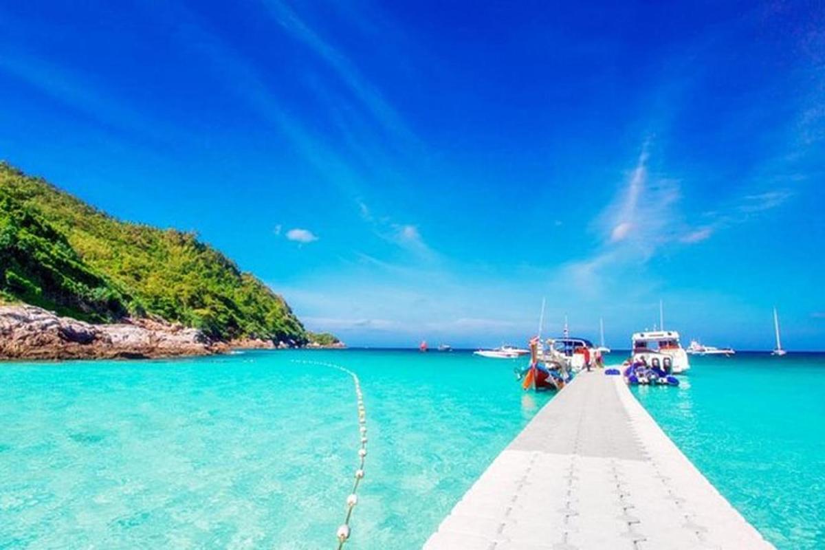 ein Dock mit im Wasser angedockten Booten