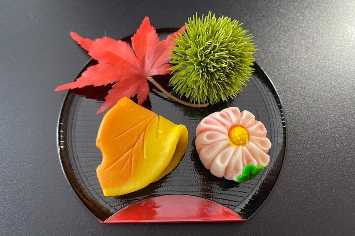 盘子里放着不同类型的饼干
