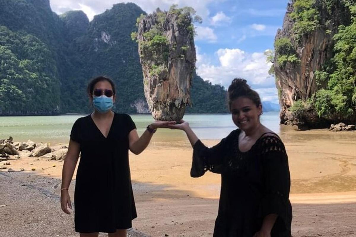 due donne in piedi su una spiaggia con una maschera sul viso
