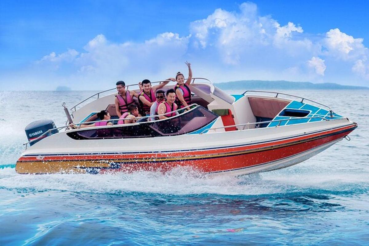 un grupo de personas en un barco en el agua