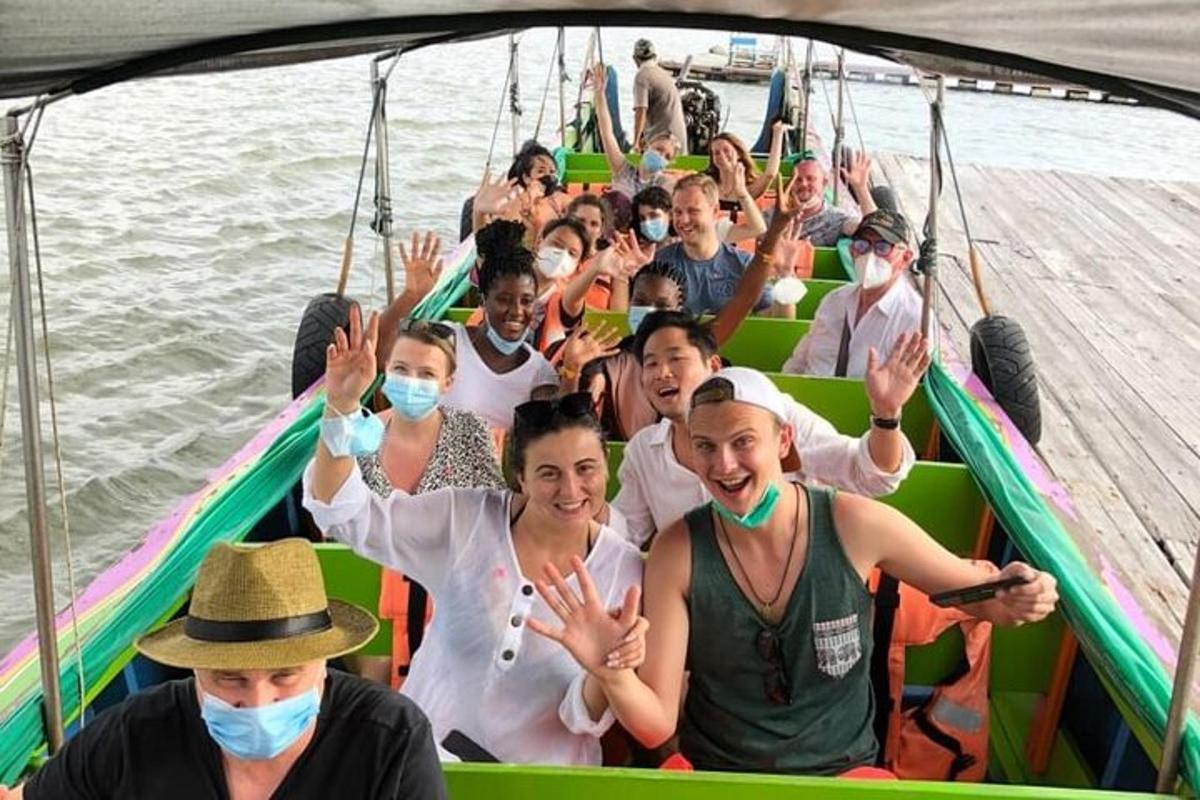 un gruppo di persone che salutano mentre sono in barca