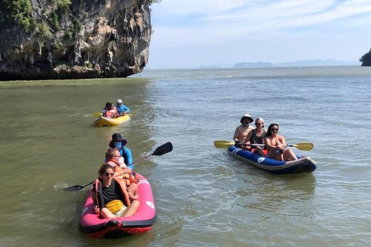 un gruppo di persone in kayak in acqua