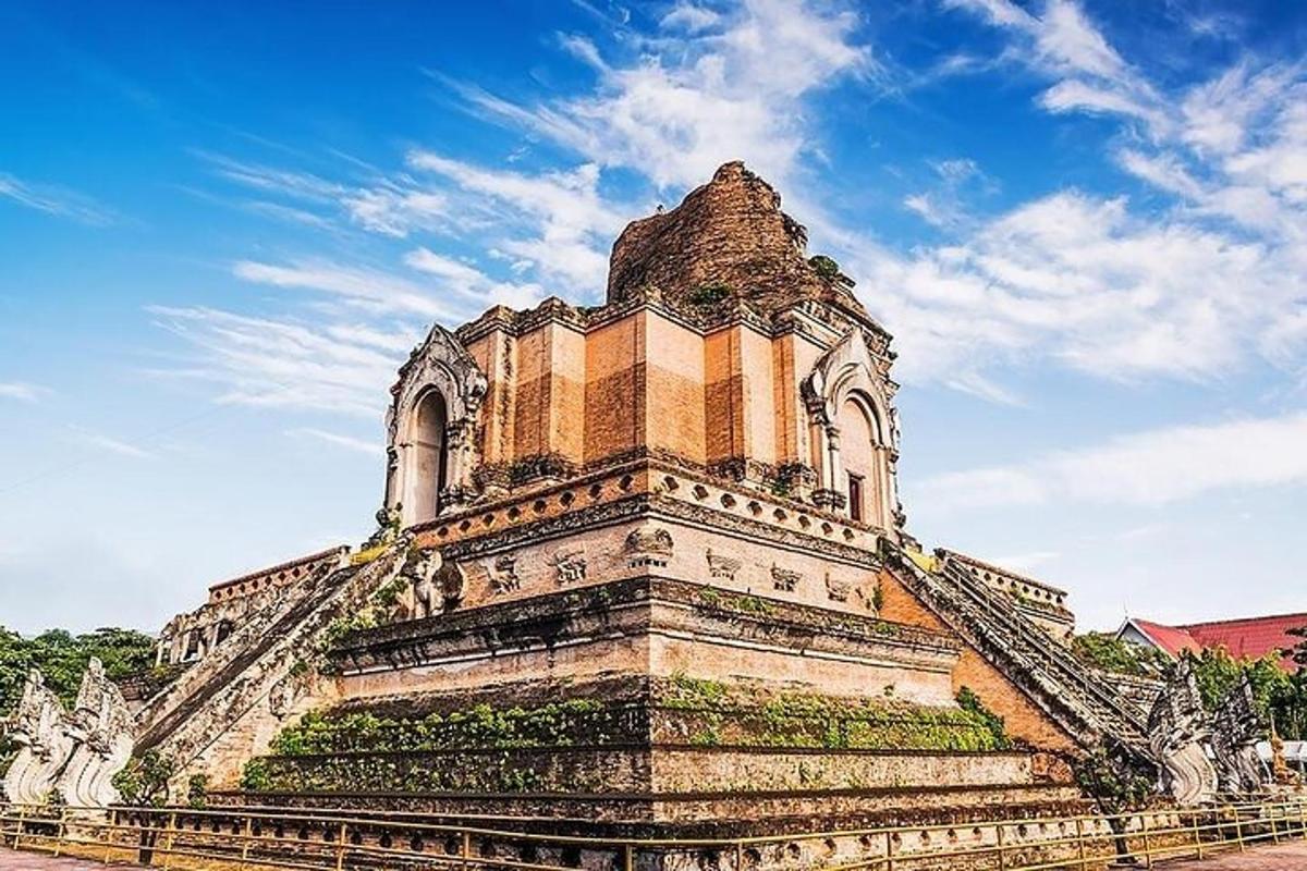 sebuah bangunan dengan menara di atasnya
