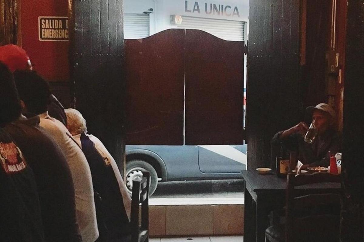 ένας άντρας που κάθεται σε ένα τραπέζι μπροστά σε ένα κατάστημα