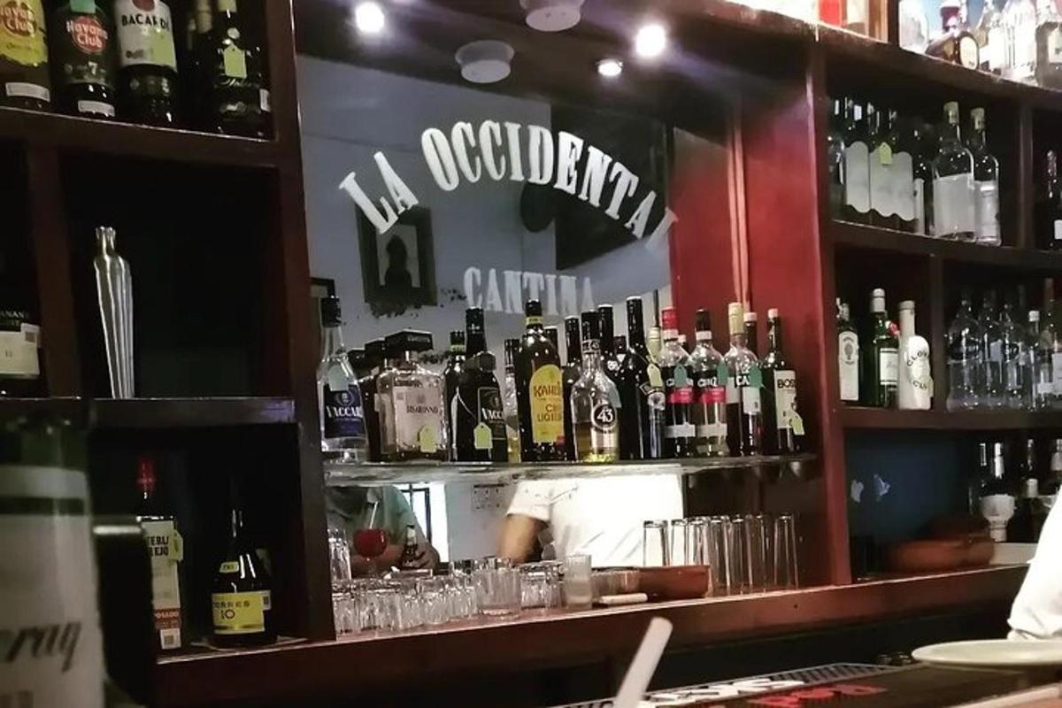 bar s množstvom fliaš alkoholu