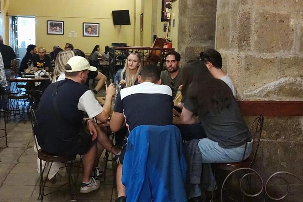 skupina lidí sedících kolem stolu v restauraci