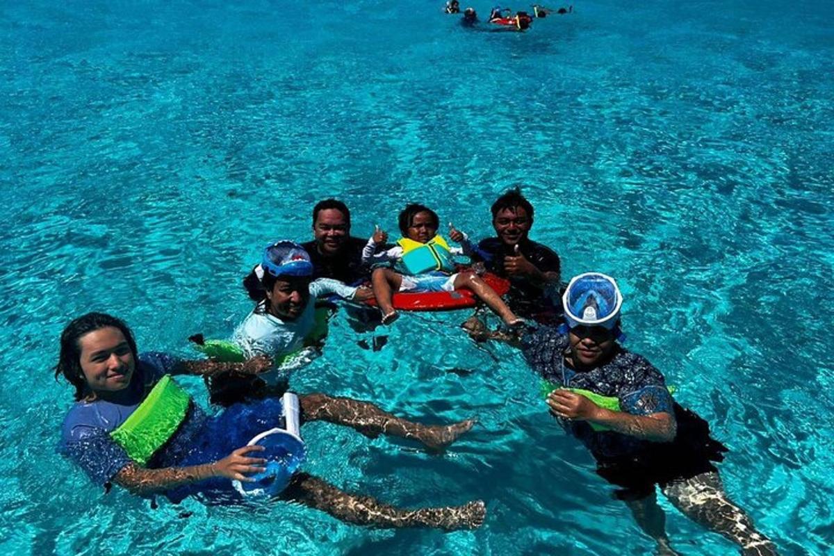 um grupo de pessoas na água azul