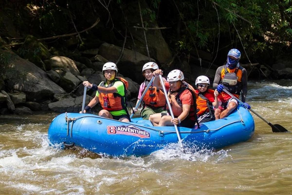 eine Gruppe von Menschen in einem Floß auf einem Fluss