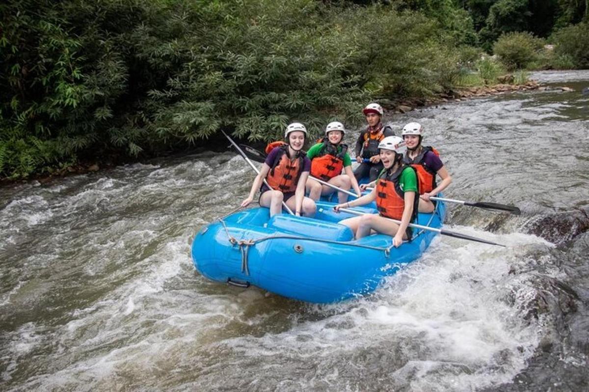 un grupo de personas en una balsa en un río
