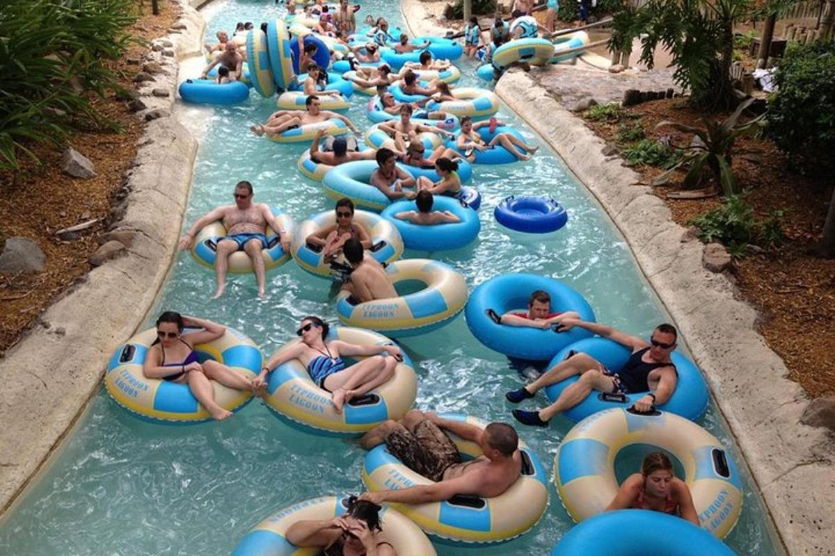 un grup de oameni care se plimbă pe tuburi într-un parc acvatic