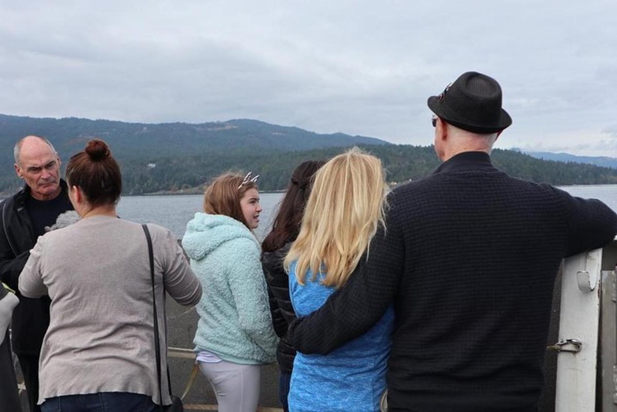 un gruppo di persone in piedi sul lato di una barca